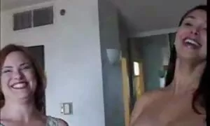 روی یک عکس سکسی کون گشاد عضو می نشیند