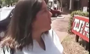 جوجه را کارت پستال سکسی با کت صورتی رنگ کنید.