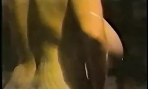 همسران عکسکیر و کوس با هم شستشو می دهند