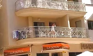 در حالی که شوهرش در محل کار بود ، عکس کون وکس خارجی به نام لوله کشی آسیا درآمد