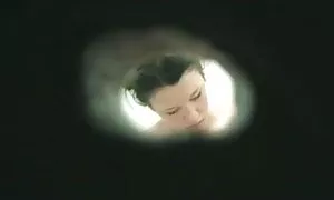 یک راننده تاکسی یک زن روسی را وادار کرد که لباس زیرش را برداشته زیرا پول عکس کون وکس خوشگل برای پرداخت ندارد