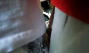زنان مست گالری کون و کوس نشانگر و بیدمشک خود را در ساحل نشان می دهند