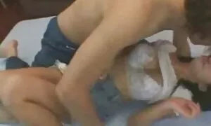 بیایید آفتابگیرها را نیمه کونزن خارجی برهنه در ساحل ببینیم